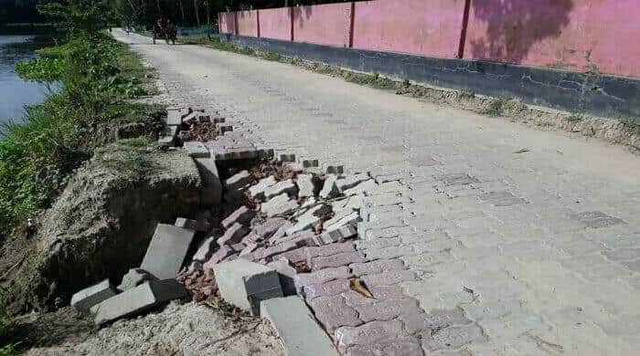আত্রাইয়ে কাজ শেষ না হতেই দেওয়ান মহসিন আলী সড়কে ধস