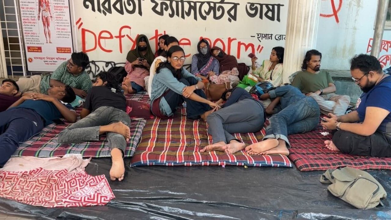 চট্টগ্রাম বিশ্ববিদ্যালয়ের ৯ শিক্ষার্থী আমরণ অনশনে